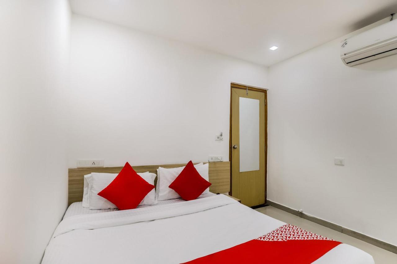 Oyo Hotel D Veeray Ahmedabad Extérieur photo