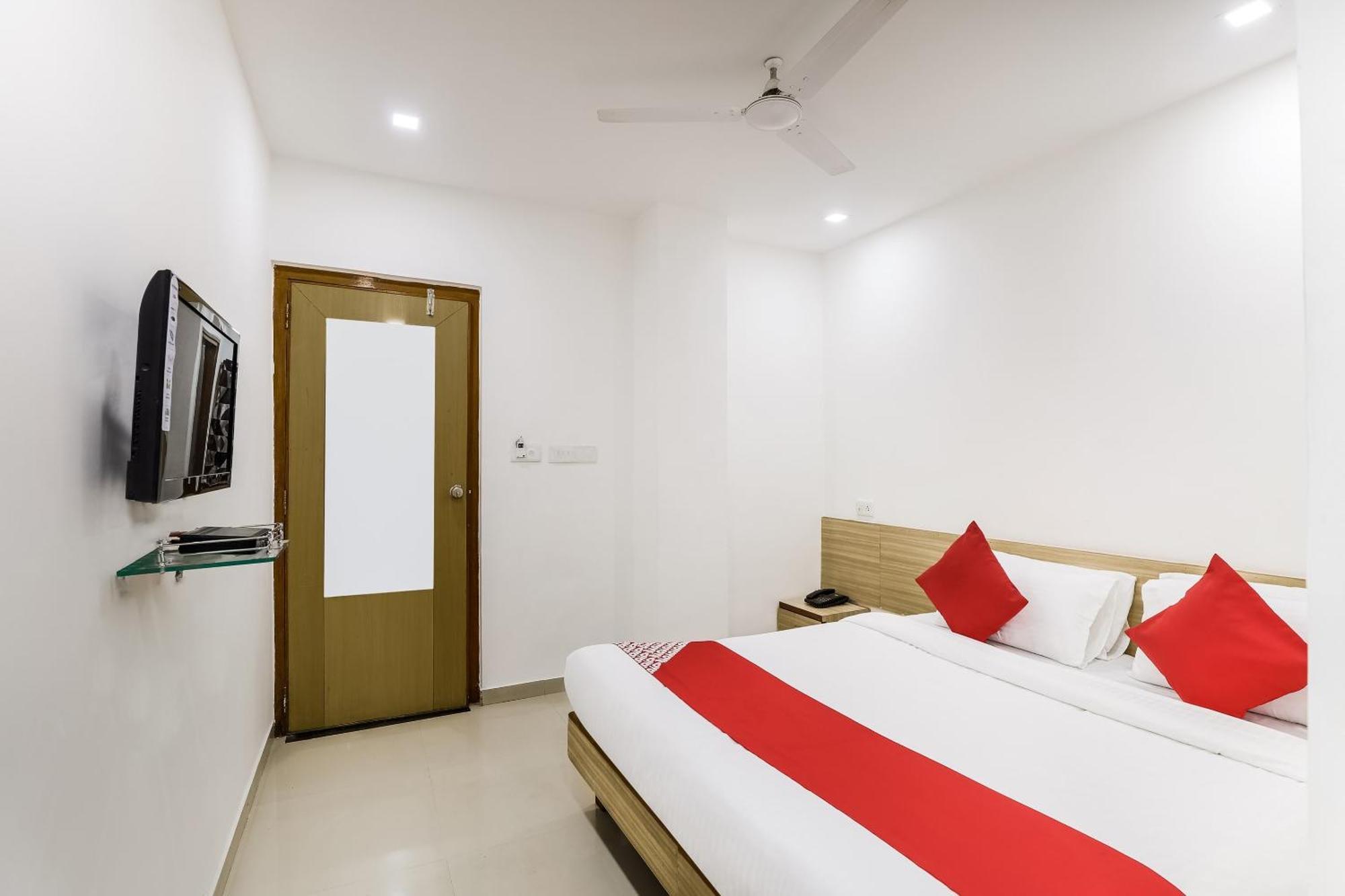 Oyo Hotel D Veeray Ahmedabad Extérieur photo
