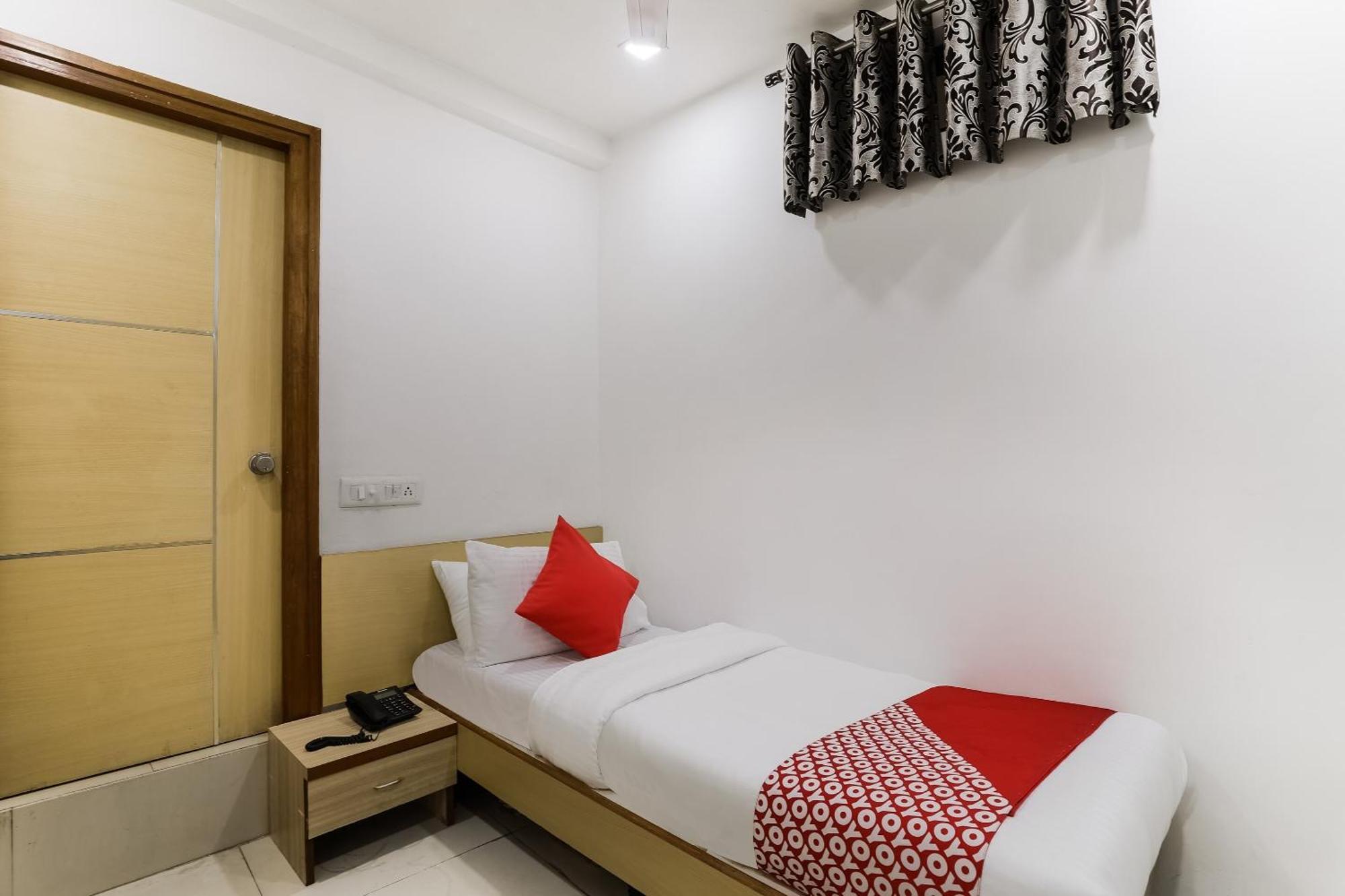 Oyo Hotel D Veeray Ahmedabad Extérieur photo