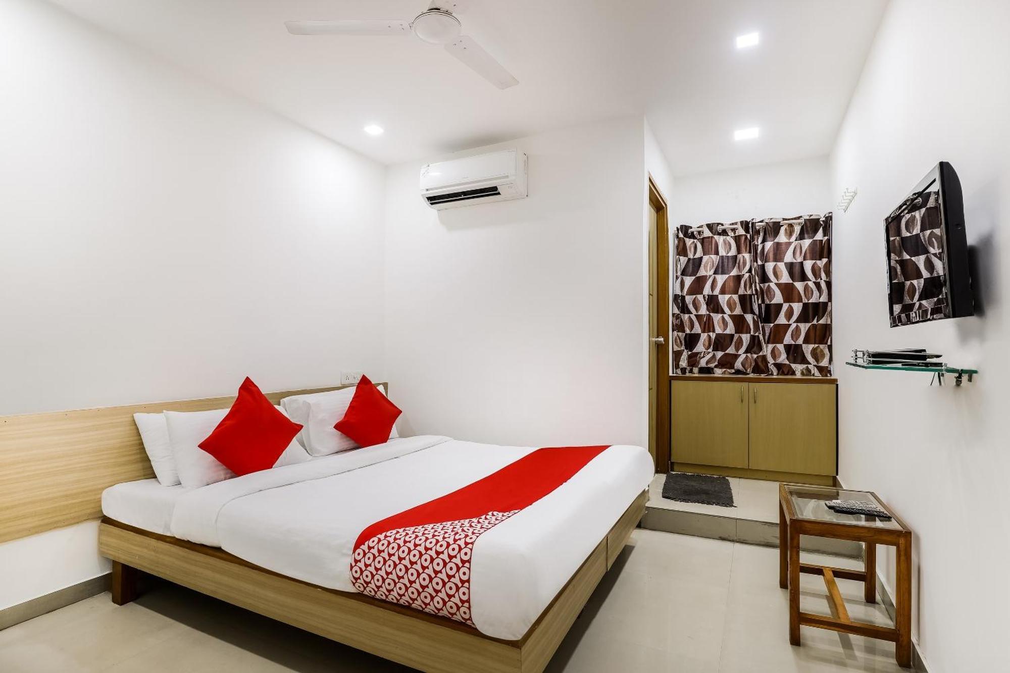 Oyo Hotel D Veeray Ahmedabad Extérieur photo