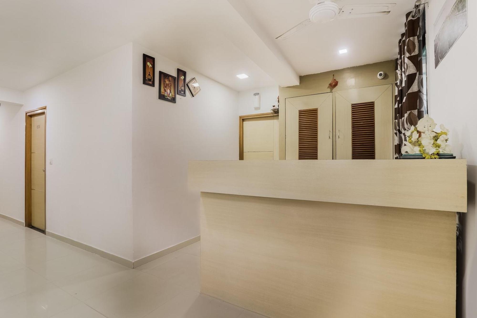 Oyo Hotel D Veeray Ahmedabad Extérieur photo