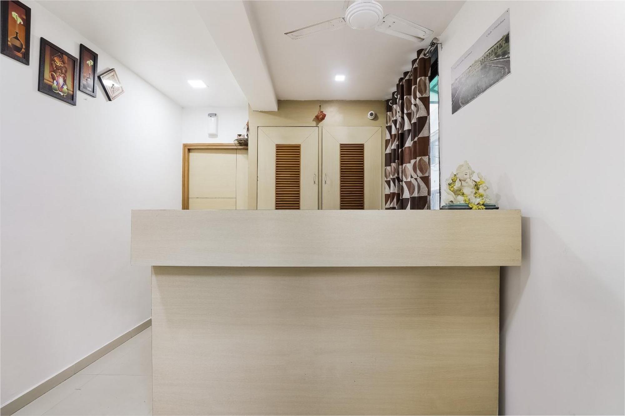 Oyo Hotel D Veeray Ahmedabad Extérieur photo