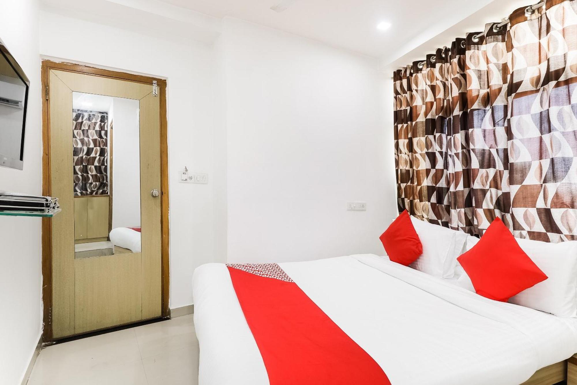 Oyo Hotel D Veeray Ahmedabad Extérieur photo